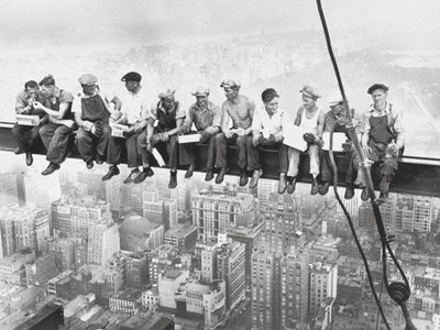Charles Ebbets, Lunchtime Atop a Skyscraper, 1932 (Fotografie, Amerika, New York, Rockefeller Center, Mittagspause, Wolkenkratzer, Hochhaus, Arbeiter, Stahlträger, Büro, Wohnzimmer, Arztpraxis, schwarz/weiß)