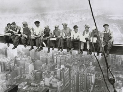 Charles Ebbets, Lunchtime atop Skyskraper (Fotografie, Amerika, New York, Rockefeller Center, Mittagspause, Wolkenkratzer, Hochhaus, Arbeiter, Stahlträger, Büro, Wohnzimmer, Arztpraxis, schwarz/weiß)