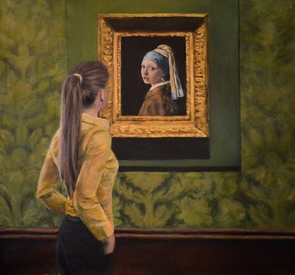 Escha Van den Bogerd, Watching Girl with a Pearl Earring (Jan Vermeer, Mädchen mit den Perlohrring, Bild im Bild,  Betrachter, Mädchen, Kunstbetrachtung, korrespondierend, Figurativ, Malerei, Wohnzimmer, Wunschgröße)