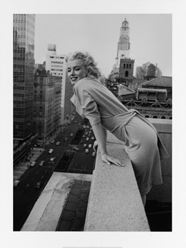 Ed Feingersh, Marilyn Monroe on the Ambassador (Persönlichkeiten, Marilyn Monroe, Schauspielerin, sexy, Fotokunst, Bar, Bistro, Wohnzimmer,schwarz/weiß)