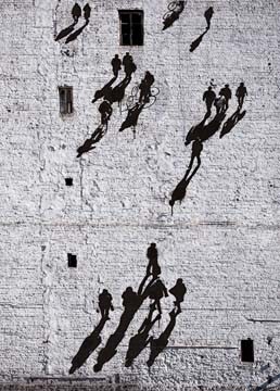 Edition Street Art, Banksy and beyond (Street Art, Modern, Malerei, Architektur, Wand, Fenster, Ziegel, Menschen, Bewegung, Fußgänger, Wohnzimmer, Treppenhaus, schwarz / weiß)