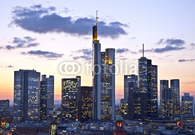 Eisenhans, Frankfurt in der Dämmerung (Wunschgröße, Photografie, Fotografie, Deutschland, Städte, Metropole, Panorama, Luftbild, Architektur, Skyline, Hochhäuser, Wolkenkratzer, Dämmerung, Beleuchtung, Business, Büro, bunt)