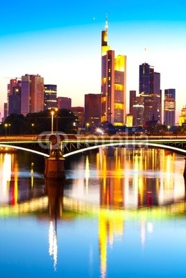 europhotos, Frankfurt am Main (Wunschgröße, Fotokunst, Langzeitbelichtung, Städte, Metropole, Deutschland, Frankfurt, Architektur, Skyline, Hochhäuser, Wolkenkratzer, Abendstimung, Dämmerung, Beleuchtung, Fluss, Main, Reflexionen, Spiegelung, Panorama, Büro, bunt)