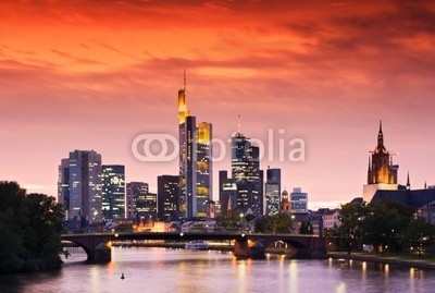 europhotos, Frankfurt's Skyline after Sunset (Wunschgröße, Fotografie, Photografie, 
Städte, Metropole, Deutschland, Frankfurt, Architektur, Skyline, Hochhäuser, Wolkenkratzer, Abendstimung, Dämmerung, Sonnenuntergang, Beleuchtung, Fluss, Main, Reflexionen, Spiegelungen, Panorama, Büro, bunt)