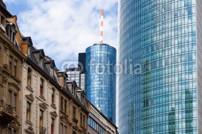 europhotos, Old and new architecture in Frankfurt (Wunschgröße, Fotografie, Photografie, 
Städte, Metropole, Deutschland, Frankfurt, Architektur, Hochhäuser, Glasfassaden,historische Häuser, Anachronismus, Büro, bunt)