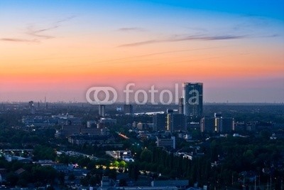 europhotos, Panorama of Bonn after sunset (Wunschgröße, Fotografie, Photografie, 
Städte, Metropole, Deutschland, Frankfurt, Architektur, Skyline, Hochhäuser, Wolkenkratzer, Abendstimung, Dämmerung, Sonnenuntergang, Beleuchtung, Luftbild, Panorama, Büro, bunt)