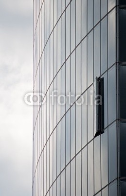 europhotos, Modern skyscraper with one window opened (Wunschgröße, Fotografie, Photografie, 
Städte, Metropole, Deutschland, Frankfurt, Nahaufnahme, Architektur, Hochhäuser, Wolkenkratzer, Fassade, Glasfassade, Fenster, geöffnetes Fenster, Büro, grau)