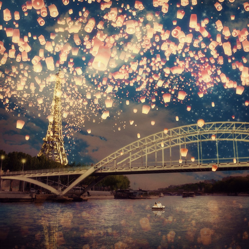 Paula Belle Flores, Love Wish Lanterns over Paris (Paris, Eiffelturm, Seine, Fluss, Nachtszene, chinesische Laternen, Wünschen, mystisch, Fantasy, surreal, modern, Schlafzimmer, Jugendzimmer, Wunschgröße)