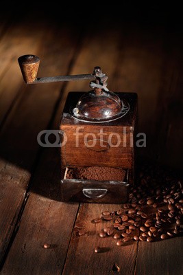 felix, antico macinino da caffè (kaffee, kaffeemühle, kaffeemühle, kerne, mühlen, grillparty, aroma, duftend, handgemacht, alt, trinken, koffein, aroma, geschmack, frühstücken, trinken, mahlen, essen, braun, morgens, aufbrühen, einkaufen, schaufel, ernte, rustikal, restaurant, dunke)