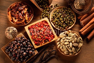 felix, spezie (gewürz, flavour, aroma, aroma, ost, östlich, essen, essen, lecker, duftend, ernährung, kochen, beere, samen, kraut, zimt, pfeffer, koriander, chilies, paprika, paprika, trocken, verschlimmern, soja, holz, rustikal, löffeln, küche, dosierung, schleng)