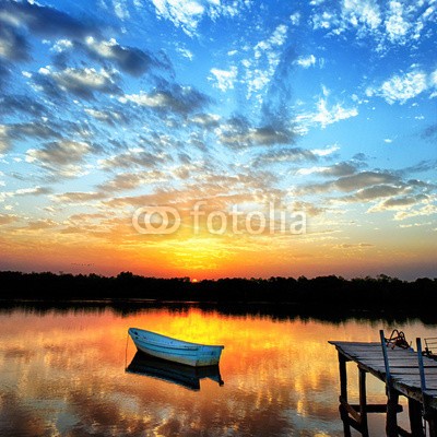 Frédéric Prochasson, little boat (Wunschgröße, Fotografie, Photografie, Natur, Landschaft, See, Sonnenuntergang, Steg, Boot, Spiegelung, Naturschauspiel, Himmel, Wald, Einsamkeit, Stille, Ruhe, Frieden, Meditation, Entspannung,  Wellness, Schlafzimmer, bunt)