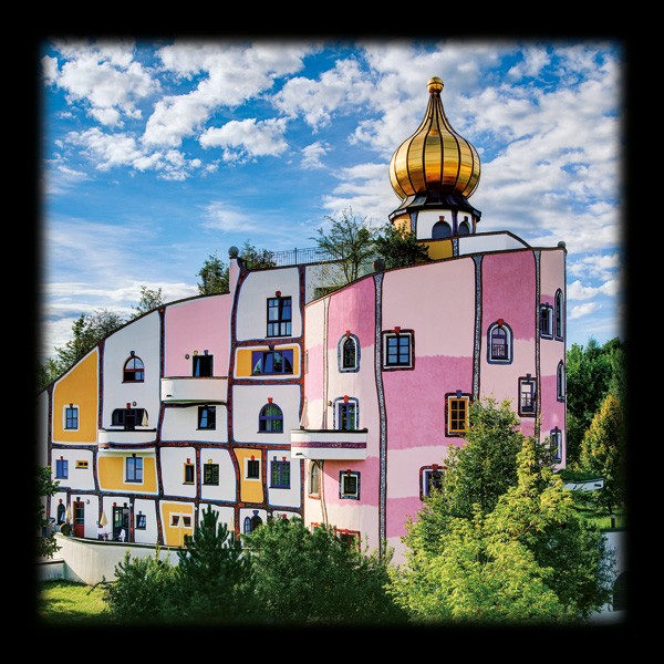 Friedensreich Hundertwasser, THERMENDORF, Bad Blumau (Fotografie, Photografie, Architektur, Österreich, Steiermark, Haus, Turm, Zwiebelturm, goldene Zwiebel, geometrische Muster, Wohnzimmer, Arztpraxis,  Treppenhaus, bunt)