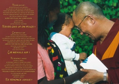 Johannes Frischknecht, Dalai Lama with Child (People & Eros,Fotokunst,Frau,Baby,Dalei Lama,Flur,Soziale Einrichtungen,bunt)