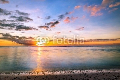 Frog 974, Crépuscule sur littoral réunionnais (abenddämmerung, sonnenuntergänge, legen, sonne, insel, insel, lese, himmel, strand, lagune, wolken, himmel, paradiesisch, karte, postale, lichtstrahlen, licht, besinnung, spiegel, wasser, ozean, indianer, meer, korallen, korallen, landschaft, natürlic)