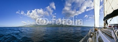 Frog 974, Ile de La Réunion vue depuis un voilier (insel, lese, landschaft, landschaft, segelboot, meer, ozean, reisen, sightseeing, boot, seefahrt, himmel, horizont, wolken, blues, segel, weinschlauch, indianer, exotismus, tropisc)