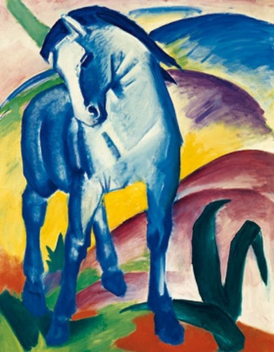 Franz Marc, Blaues Pferd I (Wunschgröße, Malerei, Expressionismus, Pferd, Landschaft, Hügel, Tier, figurativ, klassische Moderne, Wohnzimmer, Arztpraxis, Treppenhaus, blau, bunt)