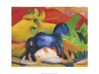 Franz Marc, Blaues Pferdchen, 1912 (kleines Pferd, Tier, figurativ, Seitenansicht, Landschaft, Hügel, klassische Moderne, Wohnzimmer, Malerei, Expressionismus, Arztpraxis, Treppenhaus, blau / bunt)