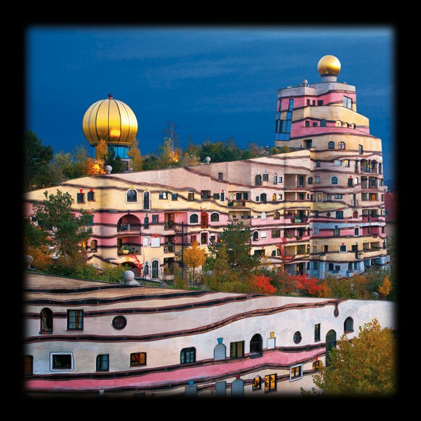 Friedensreich Hundertwasser, DIE WALD-SPIRALE VON DARMSTADT (Fotografie, Photografie, Architektur, Deutschland, Haus, goldene Kuppel,  geometrische Muster, Wohnzimmer, Arztpraxis,  Treppenhaus, bunt)