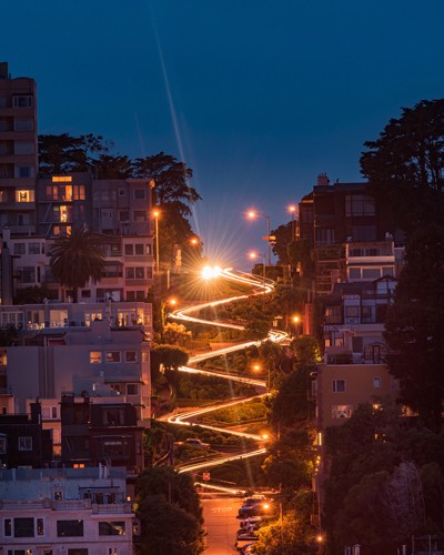 Bruce Getty, Lombard Street (San Francisco, Serpentine, Kurven, Golden Gate, steil, Abendszene, Beleuchtung, Lichteffekte, Treppenhaus, Wohnzimmer, Wunschgröße, bunt)