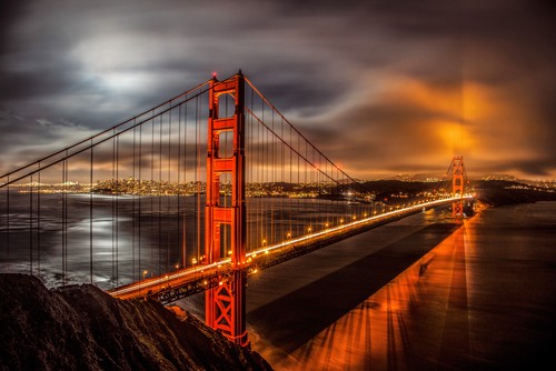 John Gavrilis, Golden Gate Evening (Golden Gate Bridge,Brücke, architektur, San Francisco, USA, Abendlicht, Fotokunst, Treppenhaus, Wohnzimmer, Arztpraxis, Wunschgröße, bunt)