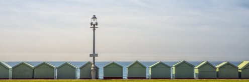 Gerhard Rossmeissl, Brighton Beach I (Meer, Strand, Strandhäuschen, Umkleidekabinen, Wunschgröße, Fotografie, Schlafzimmer, Wohnzimmer, zeitgenössisch, Meeresbrise,  bunt)