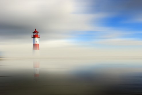 Gerhard Rossmeissl, Der Leuchtturm VI (Leuchtturm, Meer, Dunst, Nebel, Nordsee, Wunschgröße, Fotografie, Schlafzimmer, Wohnzimmer, Treppenhaus, zeitgenössisch, bunt)