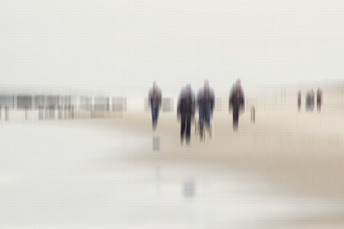 Gerhard Rossmeissl, Walking People II for Andrea (Strand, Meer, Spaziergänger, Strandspaziergang, Verzerrung, unscharf, Wunschgröße, Fotokunst, figurativ, Schlafzimmer, Wohnzimmer, zeitgenössisch, grau / beige)