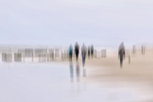 Gerhard Rossmeissl, Walking People III (Strand, Meer, Spaziergänger, Strandspaziergang, Verzerrung, unscharf, Wunschgröße, Fotokunst, figurativ, Schlafzimmer, Wohnzimmer, zeitgenössisch, grau / beige)