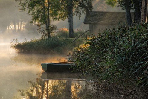 Gerhard Rossmeissl, Träumen (Landschaft, See, Boot, Kanu, See, Bootshaus, Ufer, Sonnenstrahlen, Reflexionen, romantisch, verträumt, Ruhe, Wunschgröße, Wohnzimmer, Schlafzimmer, bunt)