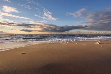 Gerhard Rossmeissl, Horizont und Licht III (Meer, Strand, Sand, Wolken, Einsamkeit, Leere, Landschaft,  Nordsee, Wunschgröße, Fotografie, Schlafzimmer, Wohnzimmer, Wellness, zeitgenössisch, Meeresbrise,  bunt)