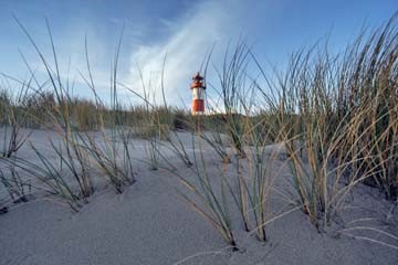 Gerhard Rossmeissl, Insel Sylt III (Leuchtturm, Landschaften, Insel, Düne, Dünengras, Naturschutz, Nordsee, Wunschgröße, Fotografie, Schlafzimmer, Wohnzimmer, Wellness, zeitgenössisch, bunt)