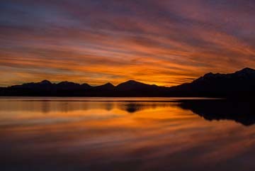 Gerhard Rossmeissl, Berge und Licht V (Landschaftsfotografie, See, Steg, Panorama, Berge, Sonnenuntergang, Lichteffekte, Spiegelungen, Entspannung, Ruhe, Einsamkeit, Schlafzimmer, Wohnzimmer, Wunschgröße, Fotografie, zeitgenössisch,bunt)