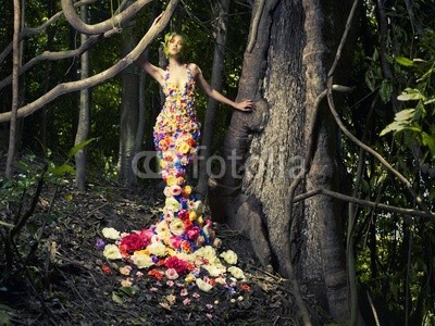 George Mayer, Beautiful lady in dress of flowers (Wunschgröße, Fotokunst, Natur, Blumen, Blumenkleid, Wald, Schönheit, Frau, Fee, Baum, Fantasie, Märchen, Verlockung, Wintergarten, Schlafzimmer,  bunt)