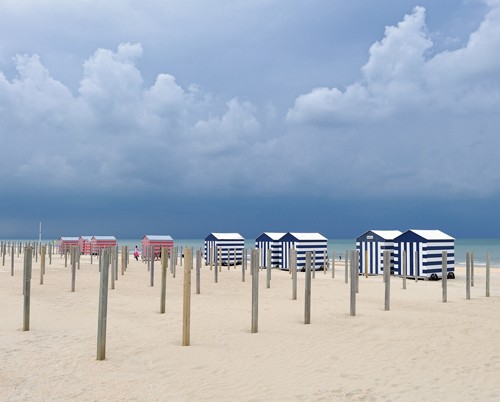 Georges-Félix Cohen, Géométrie variable (Landschaft, Sand, Strand, Meer, Strandkabinen, Umkleidekabinen, Meeresbrise, Badezimmer, Treppenhaus, Wunschgröße, Photografie, Fotografie, bunt)