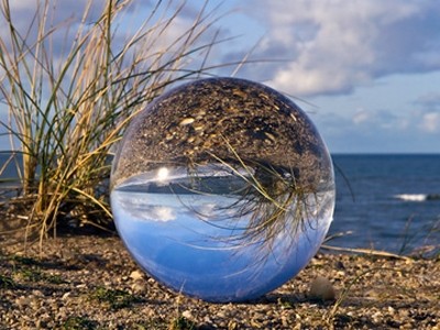 Gerhard Rossmeissl, Am Meer (Landschaft,  Kugel, Glaskugel, Reflexion, Spiegelung, Meer, Gras, Horizont, Wellness, Entspannung, Badezimmer, Schlafzimmer, Arztpraxis,  Fotokunst, zeitgenössisch, bunt)