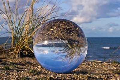 Gerhard Rossmeissl, Am Meer (Landschaft,  Kugel, Glaskugel, Reflexion, Spiegelung, Meer, Gras, Horizont, Wellness, Entspannung, Badezimmer, Schlafzimmer, Arztpraxis, Wunschgröße, Fotokunst, zeitgenössisch, bunt)