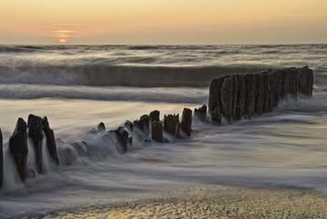 Gerhard Rossmeissl, Am Meer (Meer, Strand, Wellenbrecher, Sand, Horizont, Wellen, Abendstimmung, Sonnenuntergang, Spiegelungen, Reflexionen, Schlafzimmer, Wunschgröße, Photografie, Fotografie, Meeresbrise, Natur, zeitgenössisch, bunt)