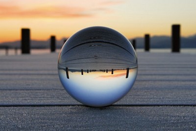Gerhard Rossmeissl, Chiemseemorgen I (Landschaft,  Kugel, Glaskugel, Reflexion, Spiegelung, Steg, See, Dämmerung, Abendstimmung, Wellness, Entspannung, Badezimmer, Schlafzimmer, Arztpraxis, Wunschgröße, Fotokunst, zeitgenössisch, bunt)