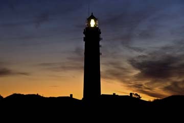 Gerhard Rossmeissl, Horizont und Licht I (Leuchtturm, Meeresbrise, Natur, Abendstimmung, Dämmerung, Silhouette, Sonnenuntergang, Schlafzimmer, Wohnzimmer, Wunschgröße, Photografie, Fotografie, zeitgenössisch, bunt)