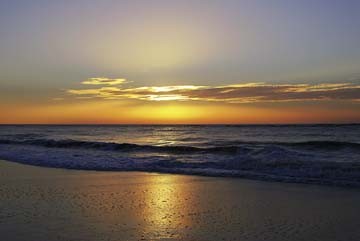 Gerhard Rossmeissl, Horizont und Licht II (Meer, Strand, Sand, Horizont, Wellen, Abendstimmung, Sonnenuntergang, Spiegelungen, Reflexionen, Schlafzimmer, Wunschgröße, Photografie, Fotografie, Meeresbrise, Natur, zeitgenössisch, bunt)