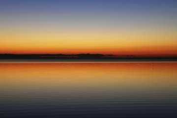 Gerhard Rossmeissl, Horizont (Sonnenuntergang, Meer, Horizont, Spiegelungen, Natur,  Landschaften, Landschaftsfotografie, Meeresbrise, Büro, Wohnzimmer, Wunschgröße, zeitgenössisch, bunt)