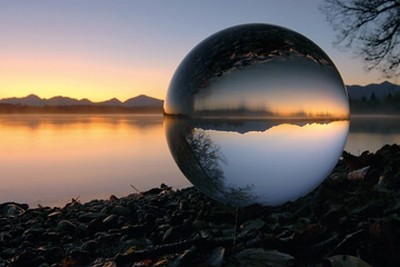 Gerhard Rossmeissl, Morgens am Staffelsee (Landschaft,  Kugel, Glaskugel, See, Bayern, Ufer, Panorama, Berge, Alpen,  Reflexion, Spiegelung, Meer, Sonnenuntergang, Wellness, Entspannung, Badezimmer, Schlafzimmer, Arztpraxis, Wunschgröße, Fotokunst, zeitgenössisch, bunt)