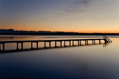 Gerhard Rossmeissl, Starnberger See (Landschaftsfotografie, See, Bayern, Steg, Panorama, Berge, Sonnenuntergang, Lichteffekte, Spiegelungen, Entspannung, Ruhe, Schlafzimmer, Wohnzimmer, Wunschgröße, Fotografie, Photografie, zeitgenössisch, bunt)