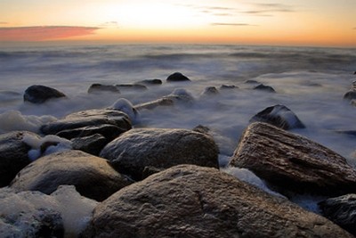 Gerhard Rossmeissl, Sylt I (Landschaften, Insel, Steine, Kiesel, Meer, Dunst, Dämmerung, Sonnenuntergang, Nordsee, Wunschgröße, Fotografie, Schlafzimmer, Wohnzimmer, Wellness, zeitgenössisch, bunt)