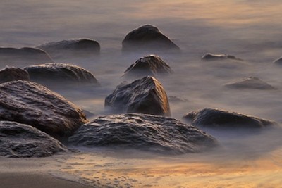 Gerhard Rossmeissl, Sylt II (Landschaften, Insel, Steine, Kiesel, Meer, Dunst, Dämmerung, Sonnenuntergang, Nordsee, Wunschgröße, Fotografie, Schlafzimmer, Wohnzimmer, Wellness, zeitgenössisch, bunt)