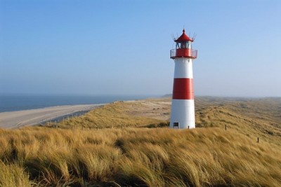 Gerhard Rossmeissl, Sylt IV (Leuchtturm, Landschaften, Insel, Düne, Dünengras, Wandersteg, Meer,  Nordsee, Wunschgröße, Fotografie, Schlafzimmer, Wohnzimmer, Wellness, zeitgenössisch, Wunschgröße, bunt)