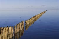 Gerhard Rossmeissl, Weite (Meeresbrise, Meer, Wasser, Wellenbrecher, Landschaftsfotografie, Landschaften,  Büro, Wohnzimmer, Wunschgröße, Fotokunst, Fotografie, Natur, zeitgenösisch, bunt)