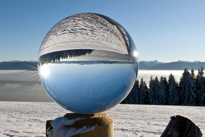 Gerhard Rossmeissl, Wintertraum (Landschaft,  Kugel, Glaskugel, Reflexion, Spiegelung, Winterlandschaft, Schnee, Tannen,Berge, Wellness, Entspannung, Badezimmer, Schlafzimmer, Arztpraxis, Wunschgröße, Fotokunst, zeitgenössisch,  bunt)