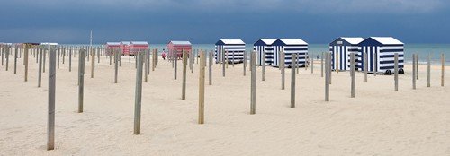 Georges-Félix Cohen, Géométrie variable (Wunschgröße, Fotografie, Landschaft, Sand, Strand, Meer, Strandkabinen, Umkleidekabinen, Meeresbrise, Badezimmer, Treppenhaus, bunt)