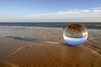 Gerhard Rossmeissl, Am Strand von Sylt (Landschaft,  Kugel, Glaskugel, Reflexion, Spiegelung, Meer, Strand, Sand, Ebbe, Nordsee, Horizont, Wellness, Entspannung, Badezimmer, Schlafzimmer, Arztpraxis, Wunschgröße, Fotokunst, zeitgenössisch, bunt)